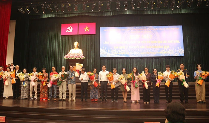 Võ Hạ Trâm nhận cúp vàng của Ban Tuyên Giáo, là giảng viên Nhạc viện đắt show bậc nhất