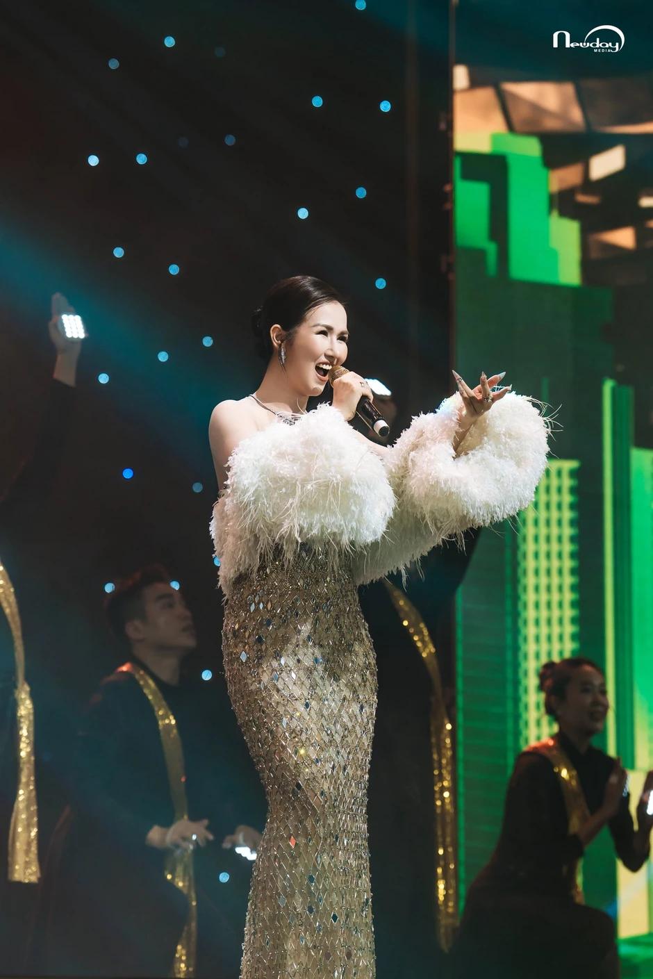 Võ Hạ Trâm nhận cúp vàng của Ban Tuyên Giáo, là giảng viên Nhạc viện đắt show bậc nhất