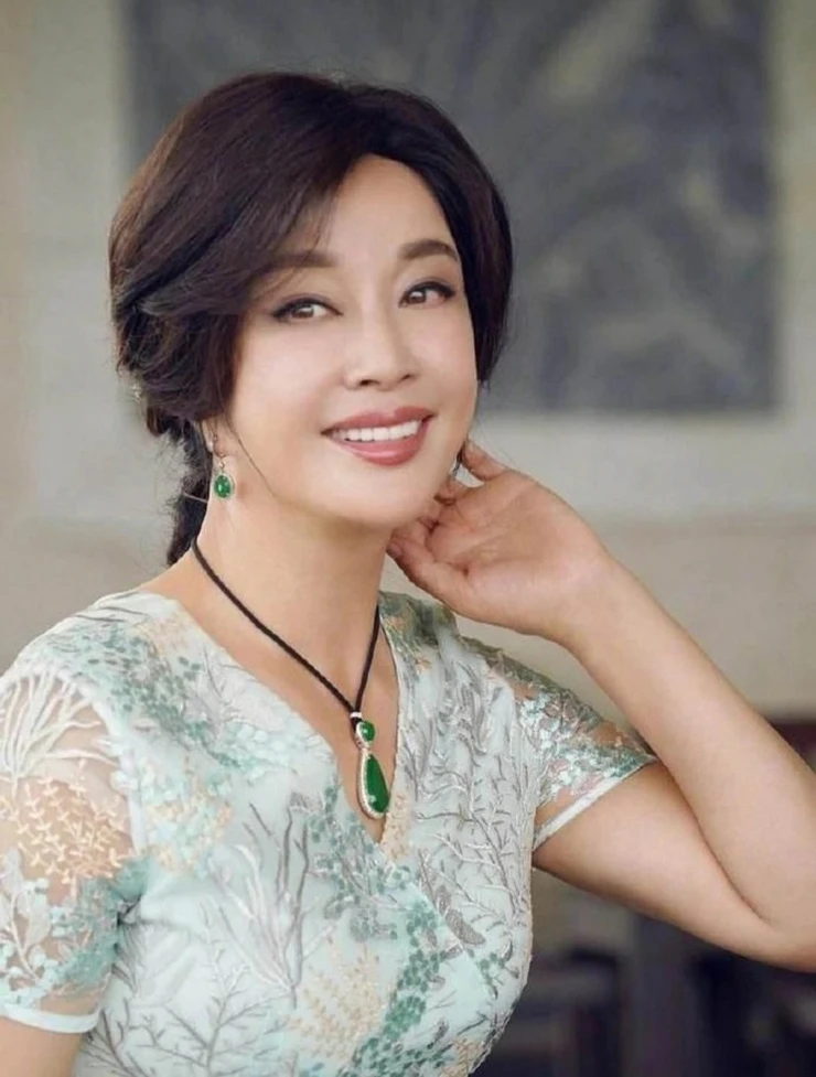 Võ Tắc Thiên Lưu Hiểu Khánh lên tiếng trước tin đồn có 8 bạn trai ở tuổi 71