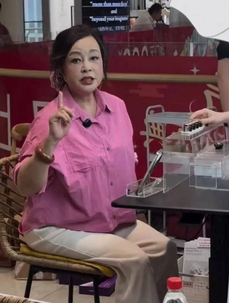 Võ Tắc Thiên Lưu Hiểu Khánh lên tiếng trước tin đồn có 8 bạn trai ở tuổi 71