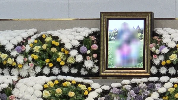 Vụ 5 cha con tự tử vì nghèo đói rúng động Hàn Quốc: Xót xa chiếc bình sữa đặt trước di ảnh 4 đứa trẻ Vụ 5 cha con tự tử vì nghèo đói rúng động Hàn Quốc: Xót xa chiếc bình sữa đặt trước di ảnh 4 đứa trẻ