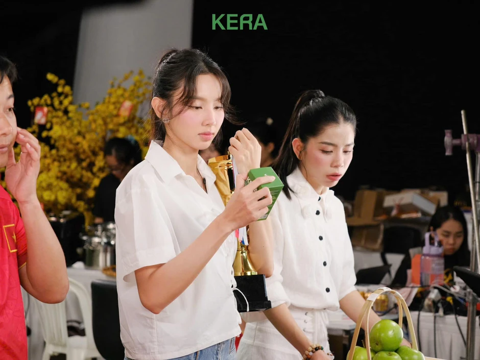 Vũ Thúy Quỳnh vướng tranh cãi khi nhắc kẹo Kera, vội livestream giải thích nhưng càng nói càng khó hiểu