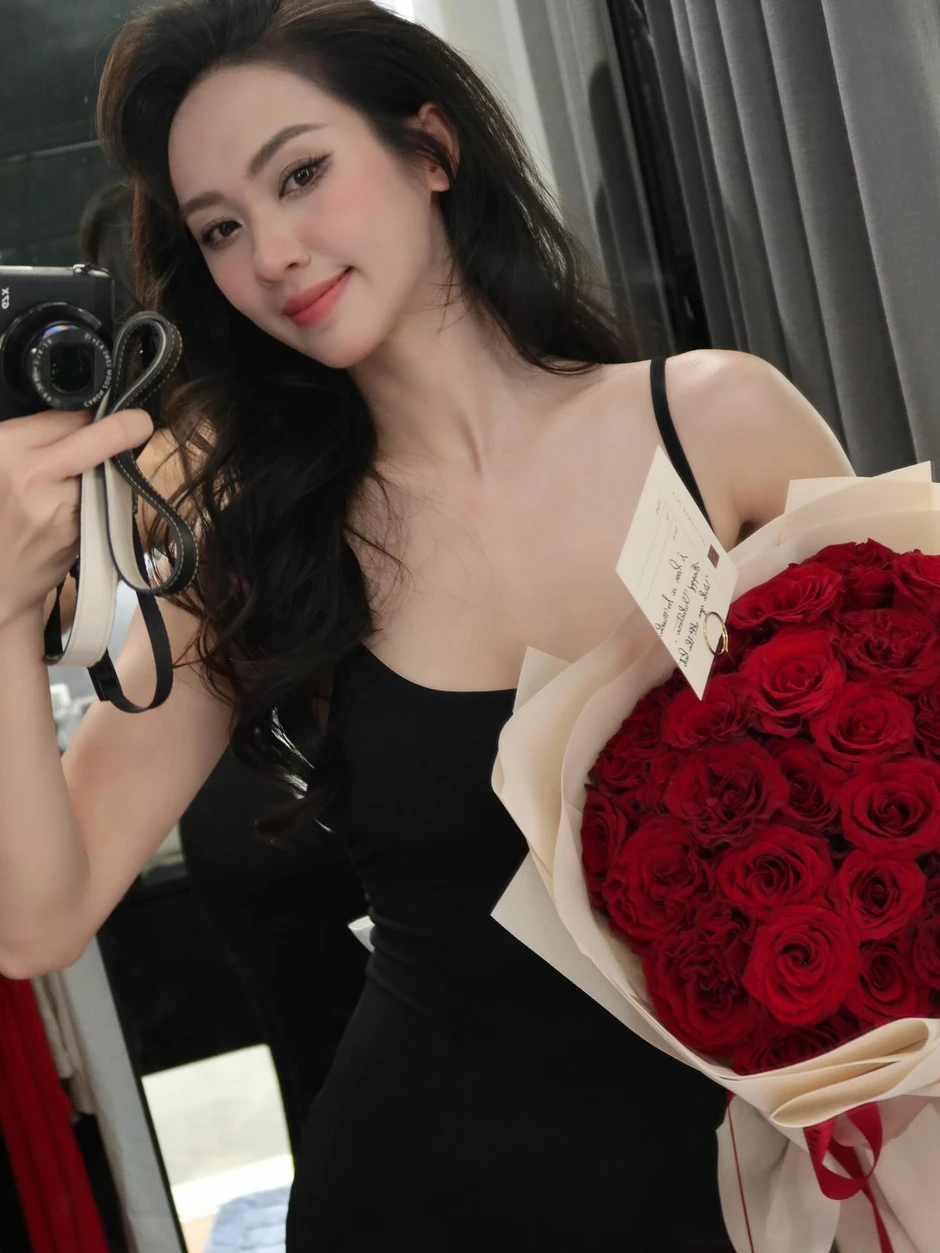 Vũ Thúy Quỳnh vướng tranh cãi khi nhắc kẹo Kera, vội livestream giải thích nhưng càng nói càng khó hiểu