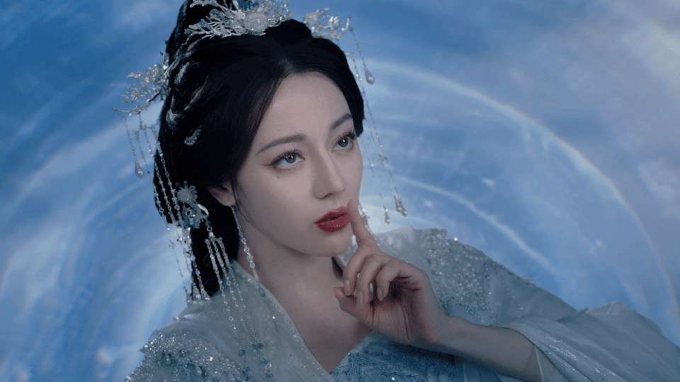 Xem phim của Địch Lệ Nhiệt Ba hối hận vô cùng