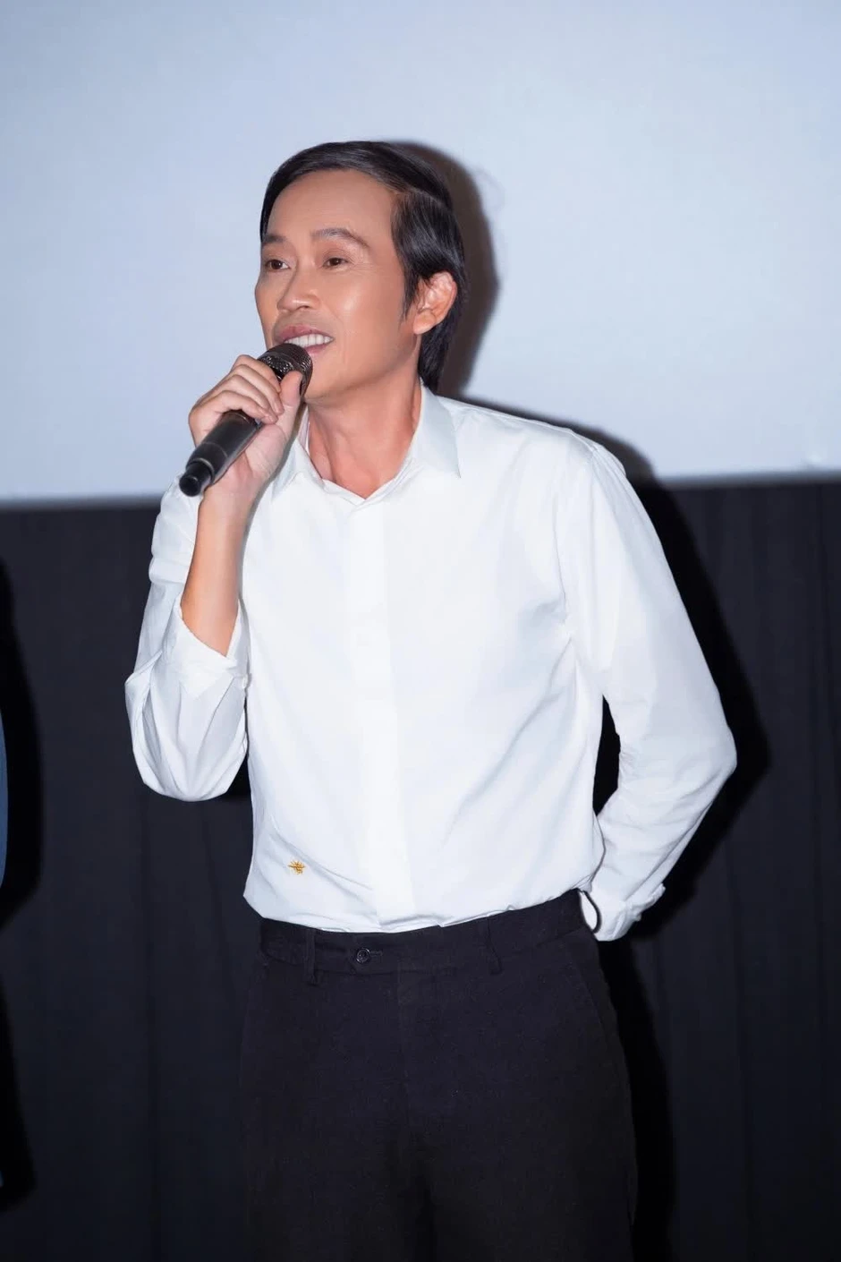 Xôn xao hình ảnh nghệ sĩ Hoài Linh một mình xuất hiện ở bệnh viện