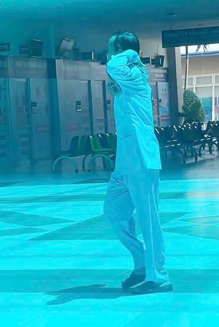 Xôn xao hình ảnh nghệ sĩ Hoài Linh một mình xuất hiện ở bệnh viện