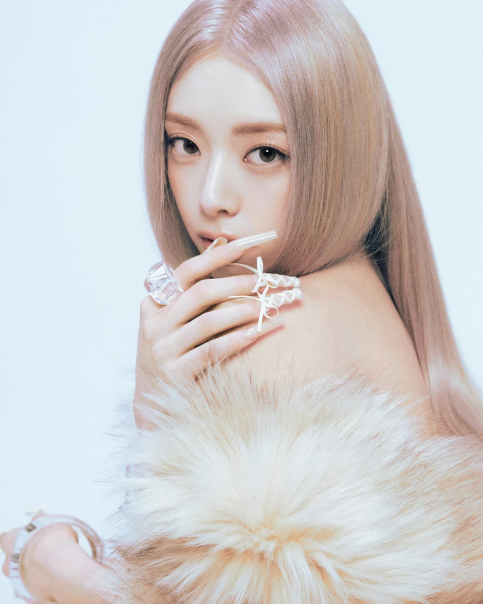 YUNA (ITZY) vừa lọt top đề cử đẹp nhất thế giới