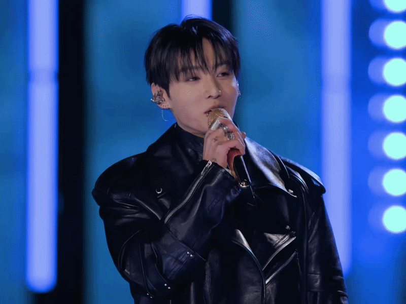 Zoom cận visual Jung Kook - V ở concert Gwanghwamun: Nhan sắc không vết gợn xước Zoom cận visual Jung Kook - V ở concert Gwanghwamun: Nhan sắc không vết gợn xước