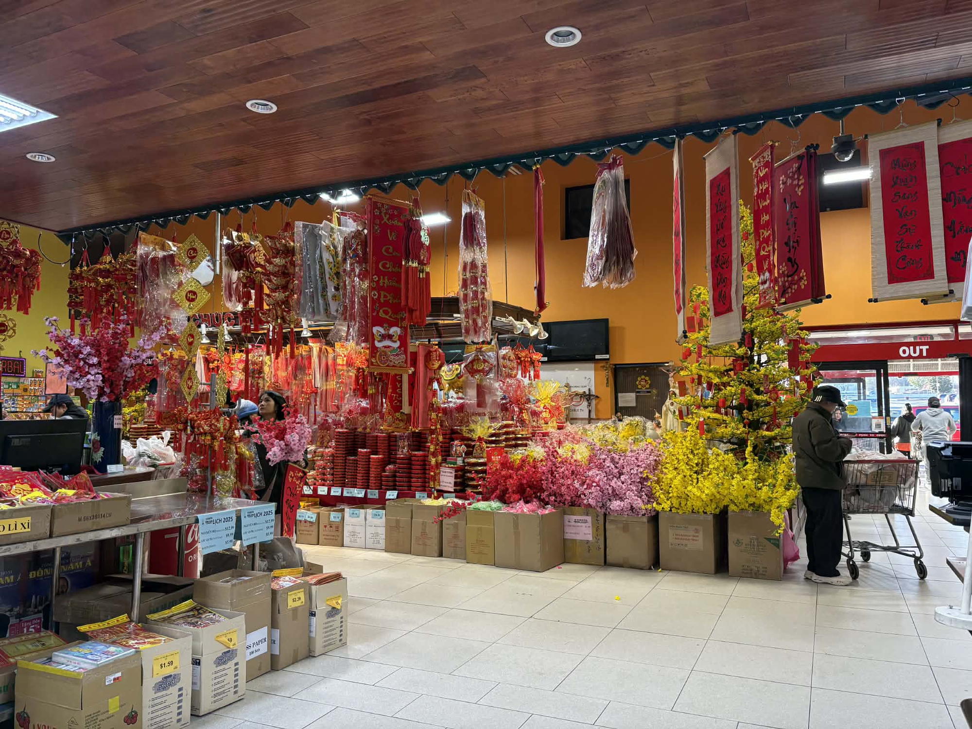 Người Việt ở nước ngoài đón Tết gần, lo liệu dài hơi- Ảnh 3.