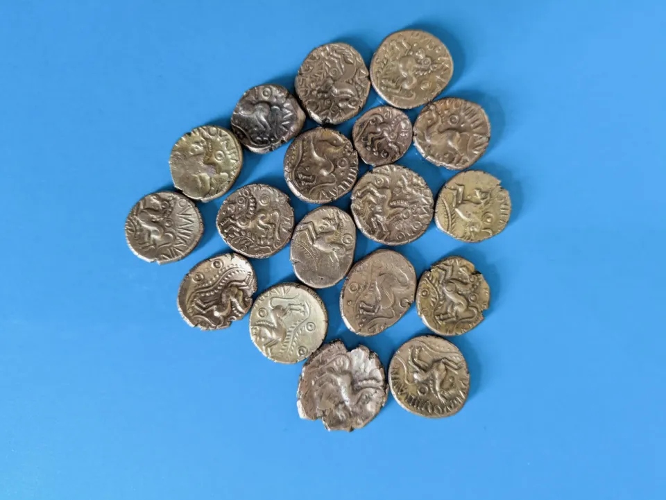 Dò kim loại, người đàn ông phát hiện kho báu quý giá trên cánh đồng- Ảnh 2.