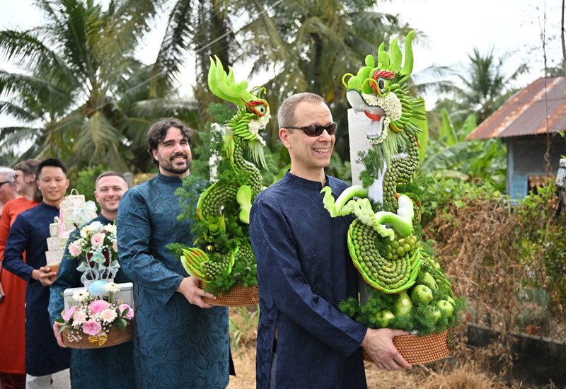 Đám cưới được tổ chức theo nghi thức truyền thống của người Việt 