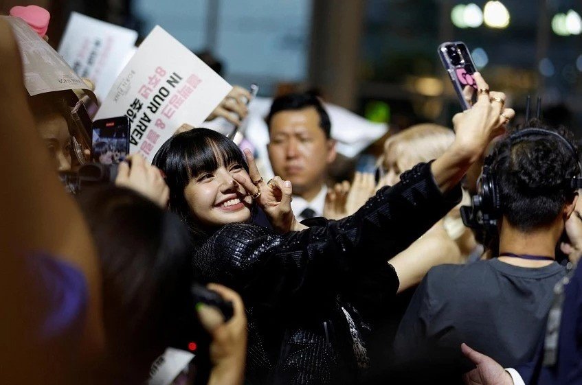 Hệ thống kinh doanh dựa trên sự gần gũi đẩy thần tượng vào tình cảnh bị fan kiểm soát về đời tư.