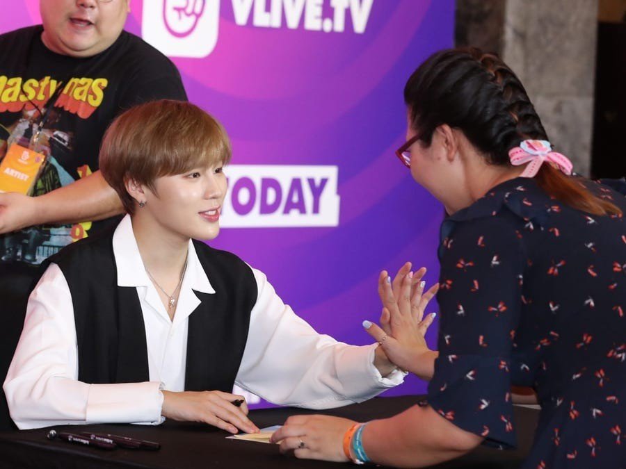 Hệ thống kinh doanh dựa trên sự gần gũi đẩy thần tượng vào tình cảnh bị fan kiểm soát về đời tư.