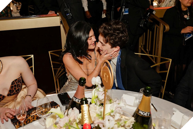 Hình ảnh về sao nam Timothée Chalamet và bạn gái Kylie Jenner.