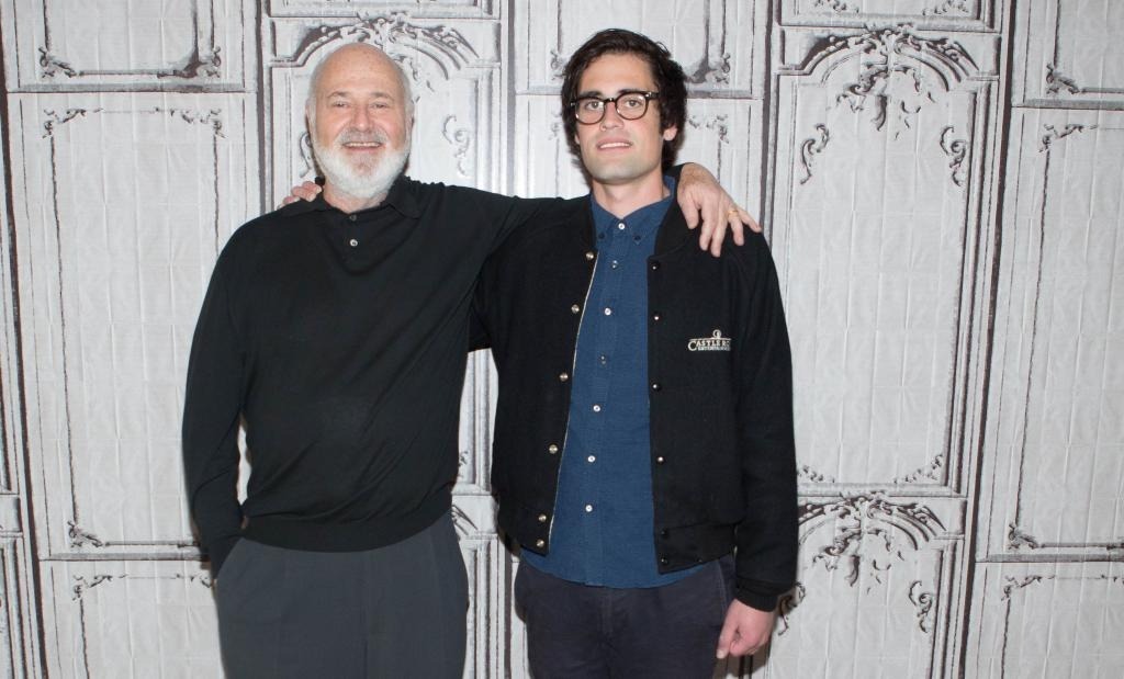 "Nghịch tử" vừa thảm sát bố mẹ đạo diễn: Bị còng tay xích chân, tỏ thái độ lạnh gáy trong ngày hầu tòa l r rob reiner nick 117395460c5t 103102 1766111945616 17661119458681147179542