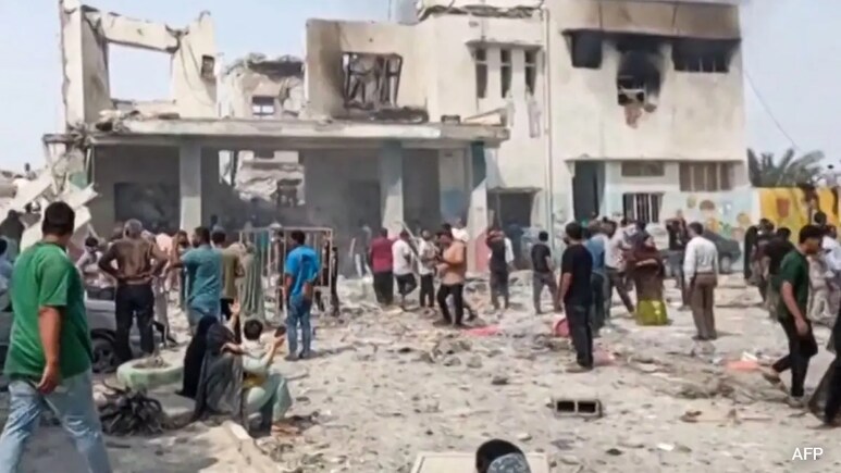 Hiện trường ám ảnh tại ngôi trường nữ sinh ở Minab: Balo, sách vở đầy máu chôn vùi dưới đống đổ nát, 115 người thiệt mạng- Ảnh 1.