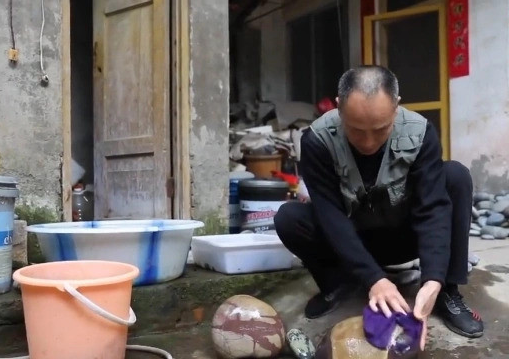 Ra suối nhặt “đồ bỏ đi”, dân làng thu về hơn 72 tỷ đồng mỗi năm- Ảnh 4. Ra suối nhặt “đồ bỏ đi”, dân làng thu về hơn 72 tỷ đồng mỗi năm- Ảnh 4.