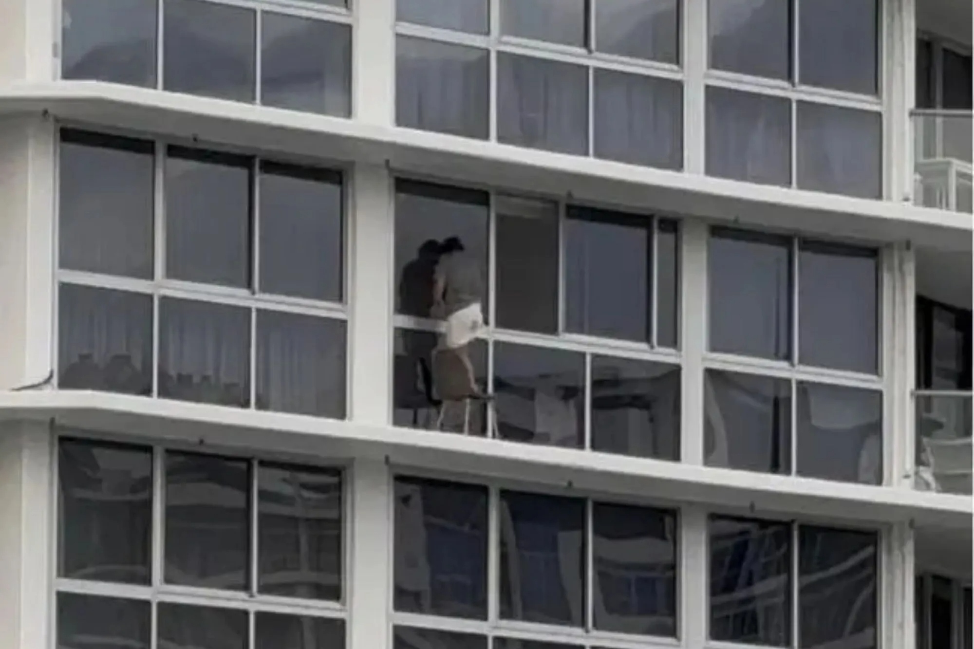 Người phụ nữ gây sốc khi đứng lau cửa sổ ở tầng 16- Ảnh 1.