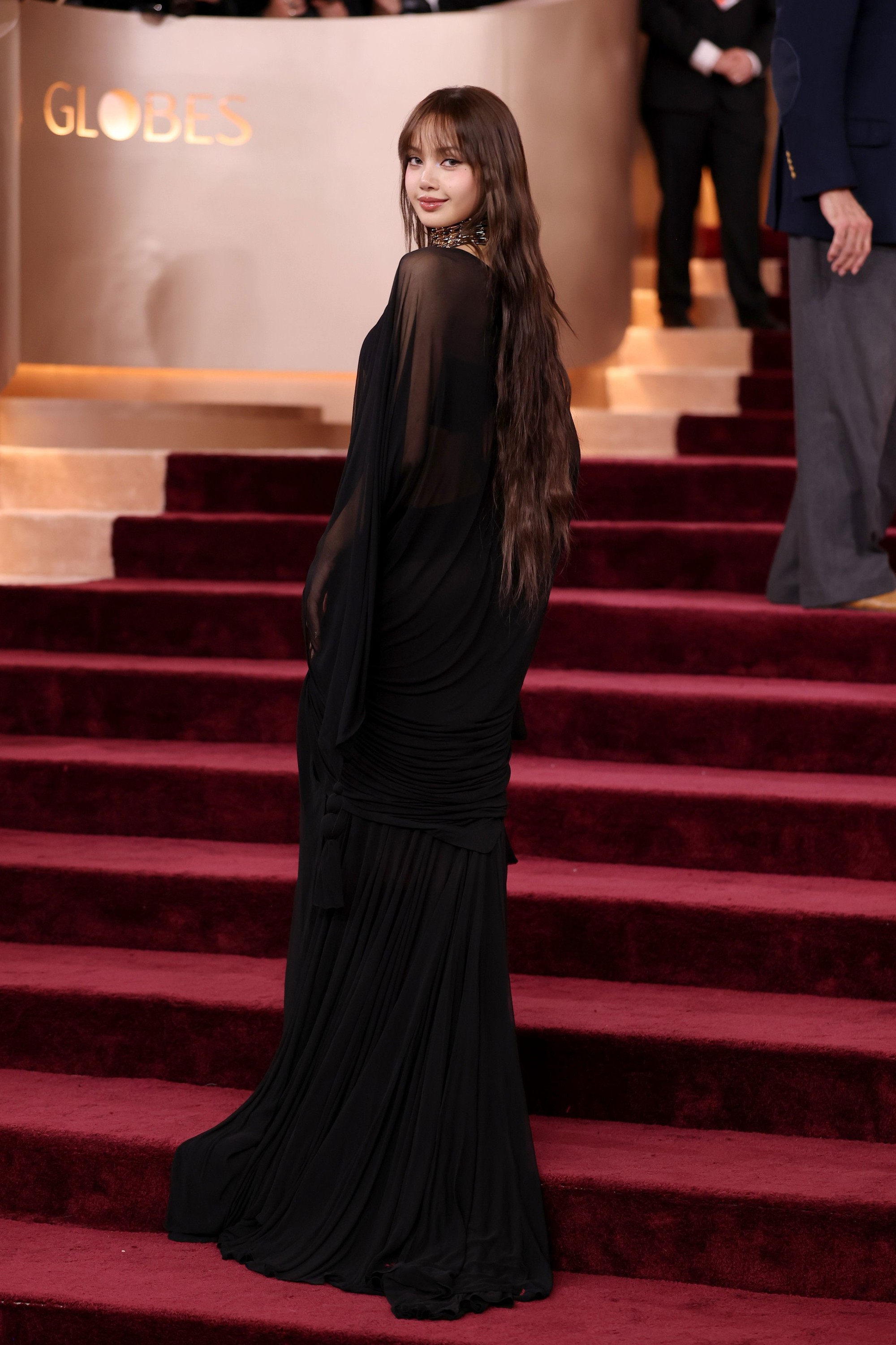 laz-1768384640723455307480-1768445050409-1768445051055799089365 "Bắt gọn" tài tử say đắm ngắm Lisa ở Quả Cầu Vàng, bạn trai tỷ phú đã có đối thủ rồi? laz 1768384640723455307480 1768445050409 1768445051055799089365