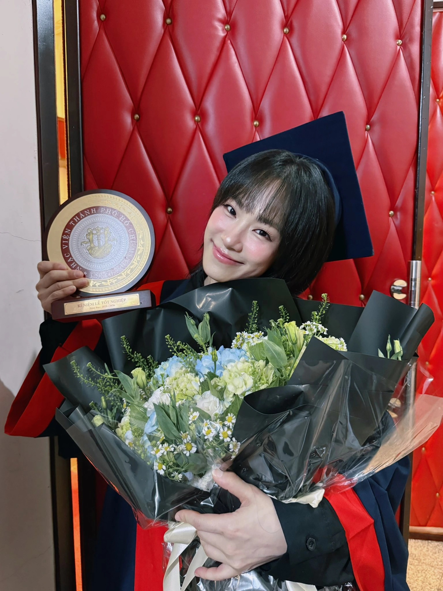 Nữ ca sĩ vừa nhận bằng đại học ở tuổi 41: Bỏ bạn trai nhạc sĩ, một mình ra nước ngoài sinh con- Ảnh 1.