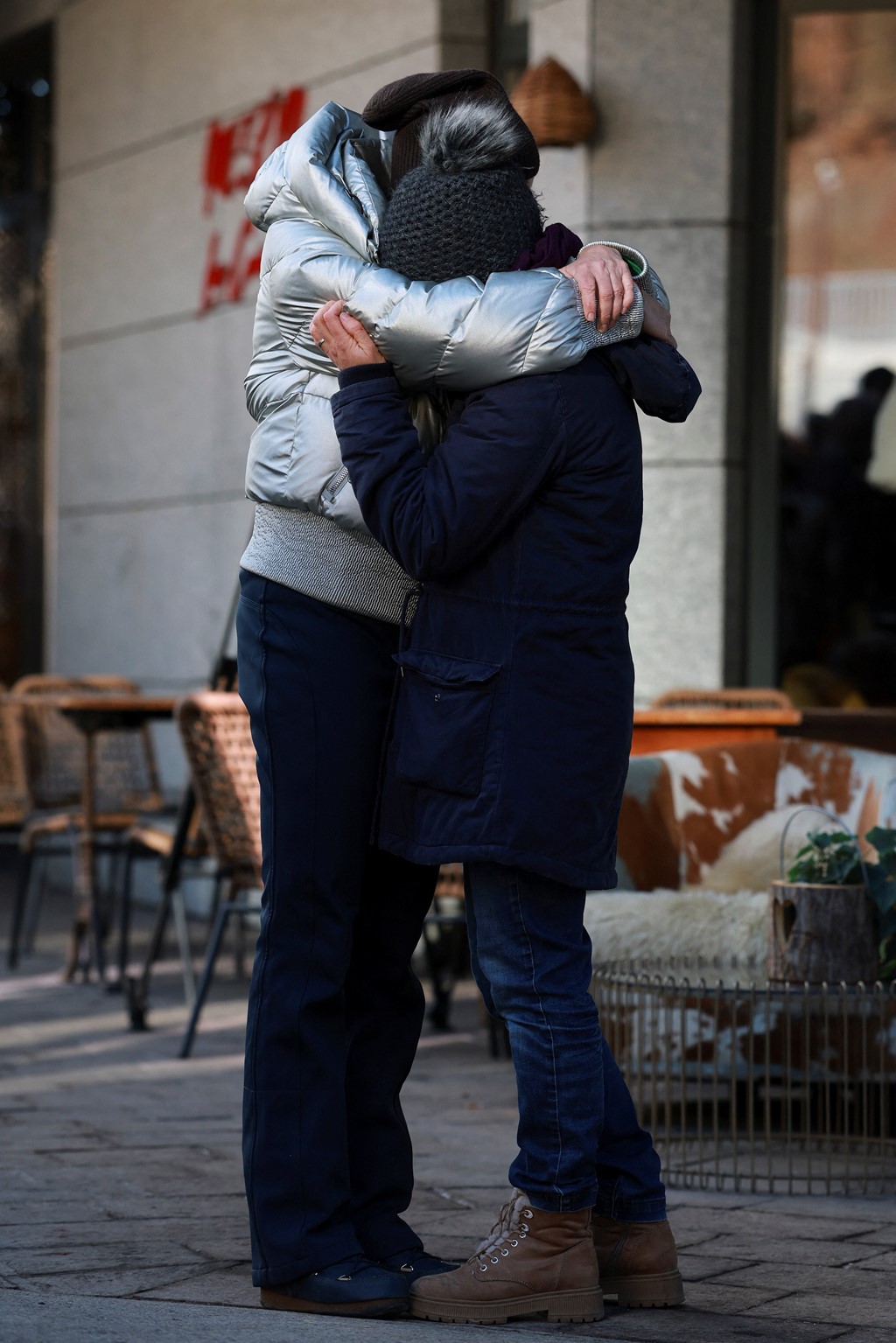 Thảm kịch hỏa hoạn tại Thụy Sĩ khiến 155 người thương vong: Cha mẹ tuyệt vọng tìm con không thể nhận dạng, hàng trăm người thắp nến tưởng niệm- Ảnh 4.