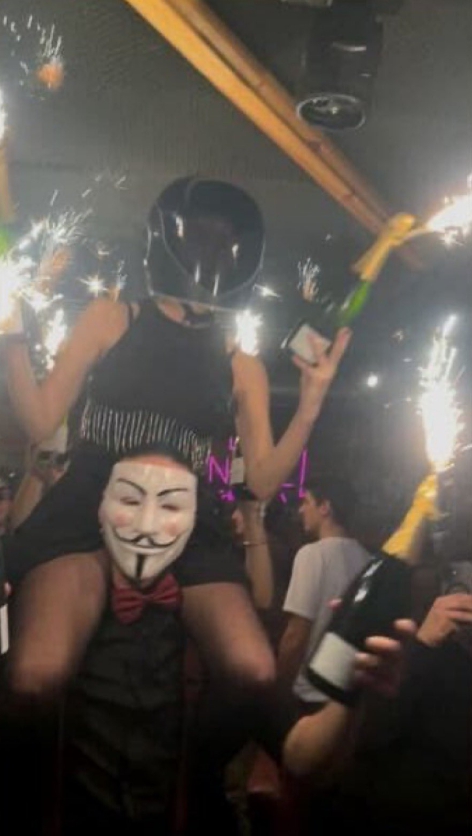 Thảm kịch đêm giao thừa khiến 155 người thương vong tại Thuỵ Sĩ: Ám ảnh khoảnh khắc quán bar phát nổ- Ảnh 2. Thảm kịch đêm giao thừa khiến 155 người thương vong tại Thuỵ Sĩ: Ám ảnh khoảnh khắc quán bar phát nổ- Ảnh 2.