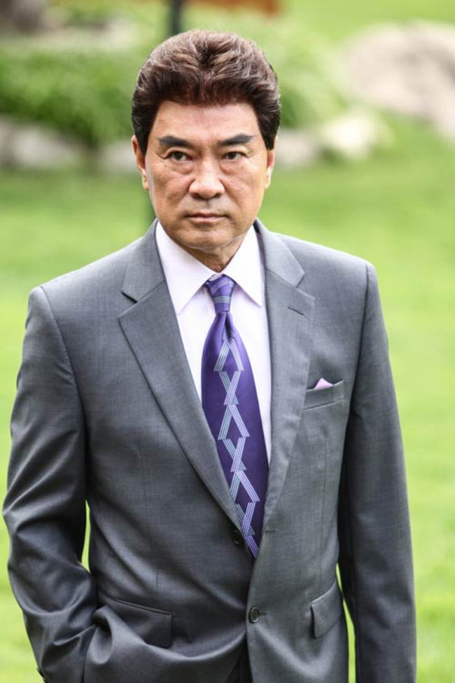 Nam diễn viên quốc dân bị xe buýt cuốn vào gầm kéo lê trên đường- Ảnh 2.