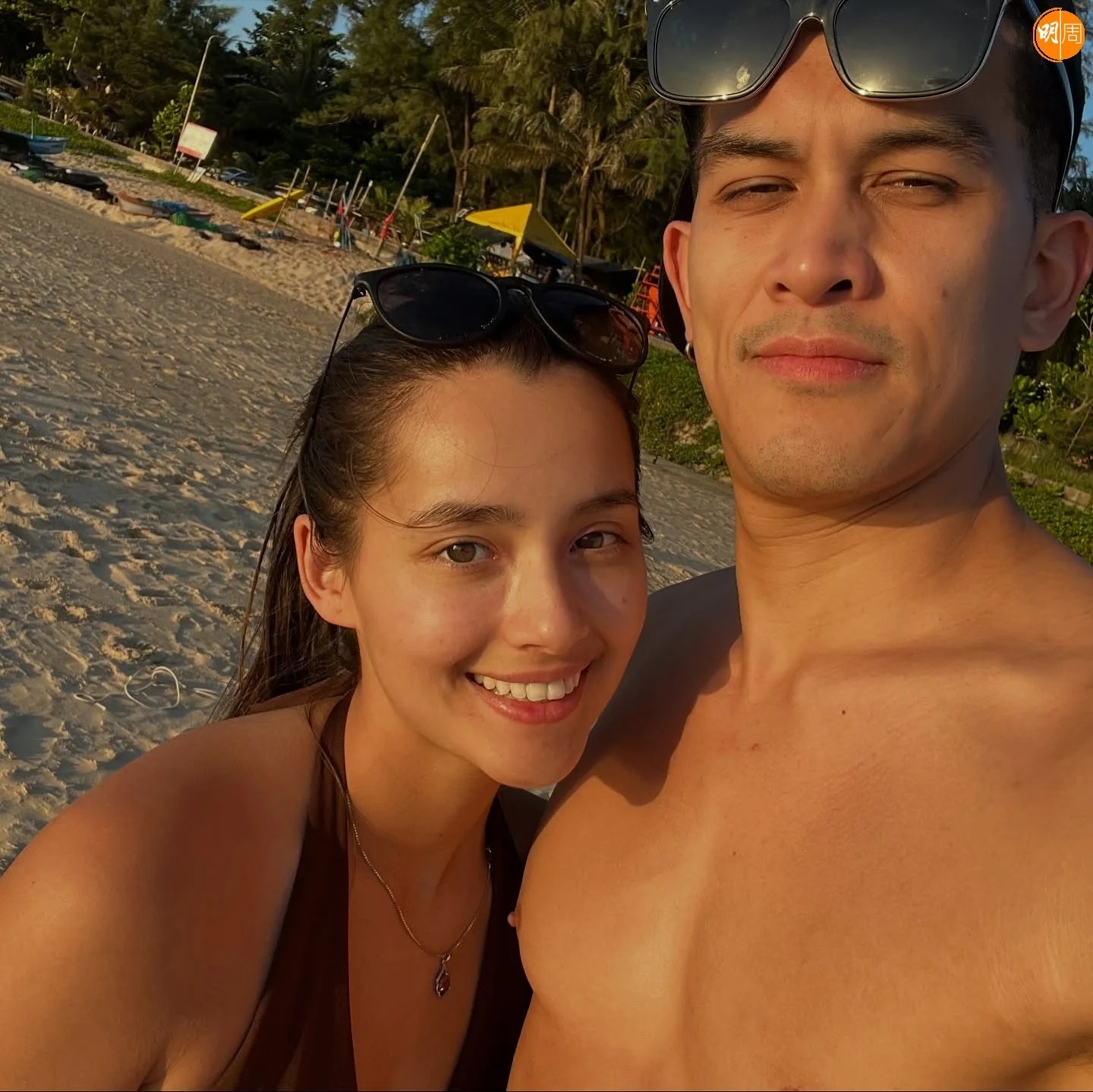 Bắt gặp Hoa hậu D. đẹp nhất showbiz hôn mãnh liệt trai đẹp ngành quảng cáo, thấy mà đỏ hết cả mặt- Ảnh 7.