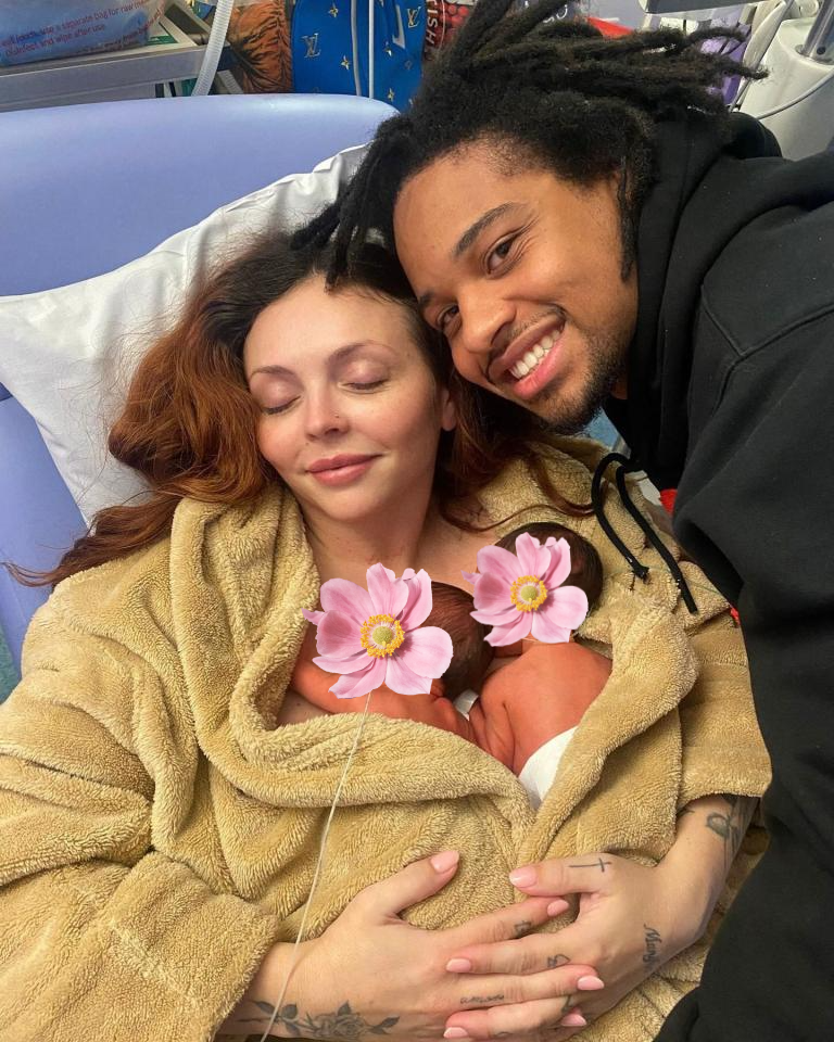 Nữ ca sĩ đau đớn thông báo 2 con song sinh mắc bệnh nặng, có thể liệt suốt đời- Ảnh 1.