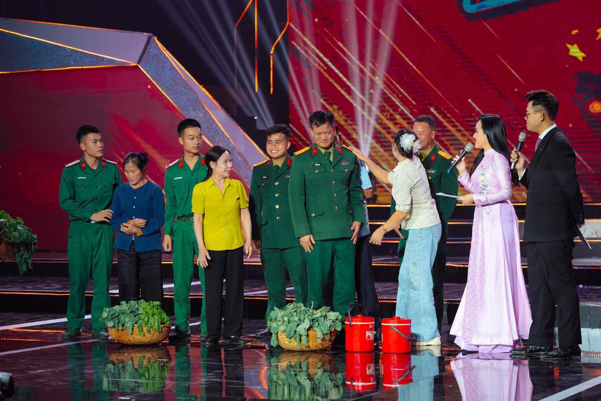 Trung úy bật khóc khi gặp lại bạn gái trên sóng trực tiếp - 3