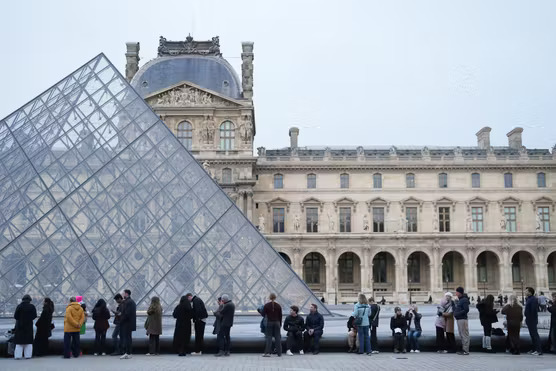 Pháp phanh phui mạng lưới gian lận vé kéo dài 10 năm tại bảo tàng Louvre- Ảnh 1.