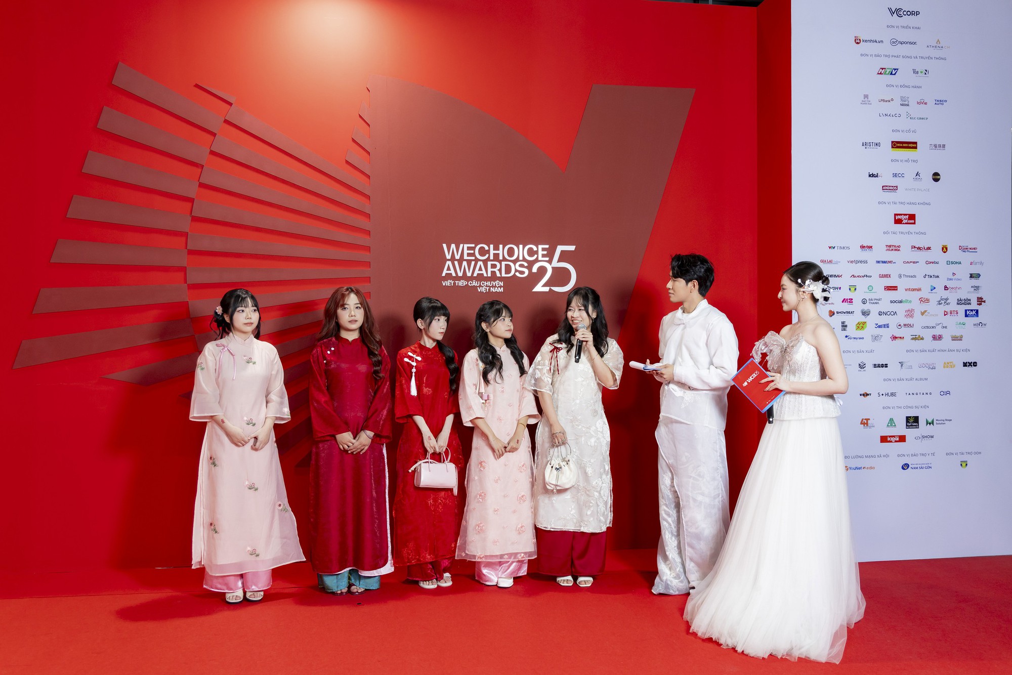 Bỏ áo đấu mặc áo dài, các cô gái vàng Liên Quân Mobile có câu trả lời đầy ý nghĩa về Bỏ áo đấu mặc áo dài, các cô gái vàng Liên Quân Mobile tuyên bố một câu