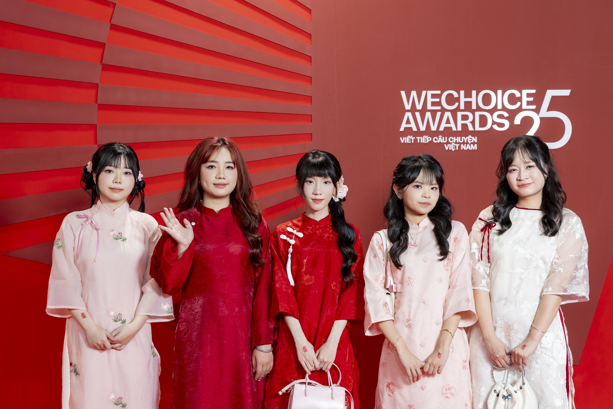 Bỏ áo đấu mặc áo dài, các cô gái vàng Liên Quân Mobile có câu trả lời đầy ý nghĩa về Bỏ áo đấu mặc áo dài, các cô gái vàng Liên Quân Mobile tuyên bố một câu