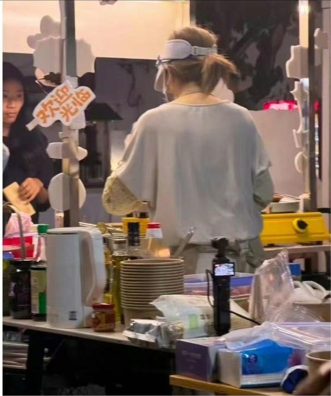 Triệu Lộ Tư đổi nghề đi bán hàng rong?- Ảnh 2.