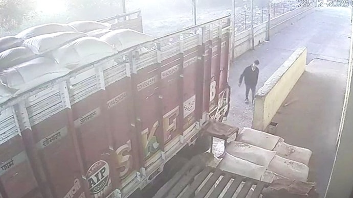 Cha lùi xe tải vô tình khiến con trai tử vong- Ảnh 1.