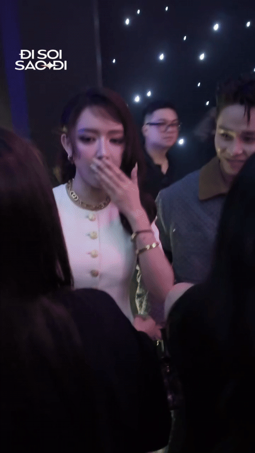 Bích Phương nắm tay, xoa vai tình tứ, còn Tăng Duy Tân thì cười không khép miệng- Ảnh 2.