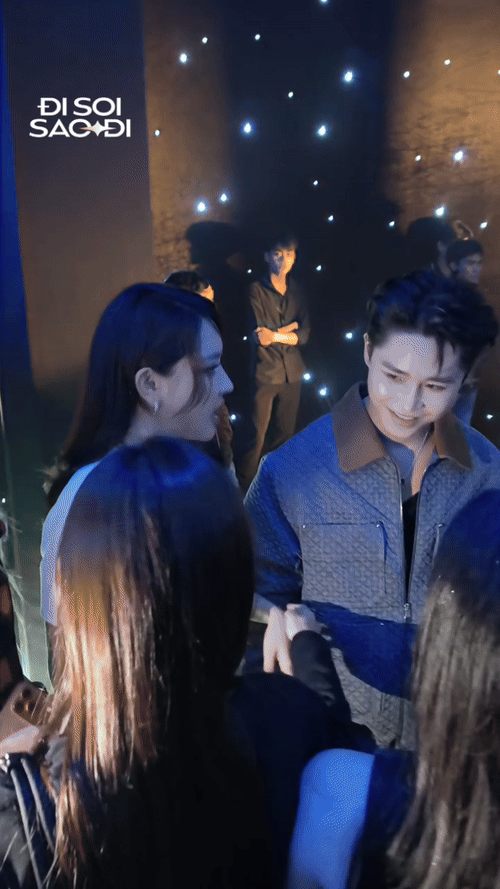 Bích Phương nắm tay, xoa vai tình tứ, còn Tăng Duy Tân thì cười không khép miệng- Ảnh 1.