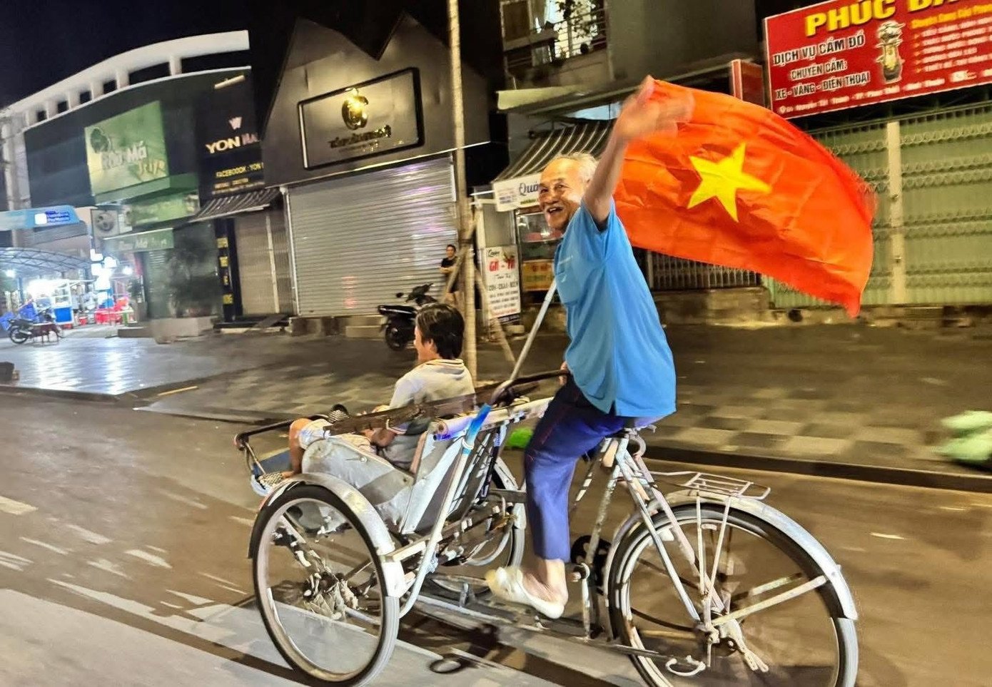 Hình ảnh đầy cảm xúc khi người dân đổ ra đường mừng chiến thắng.