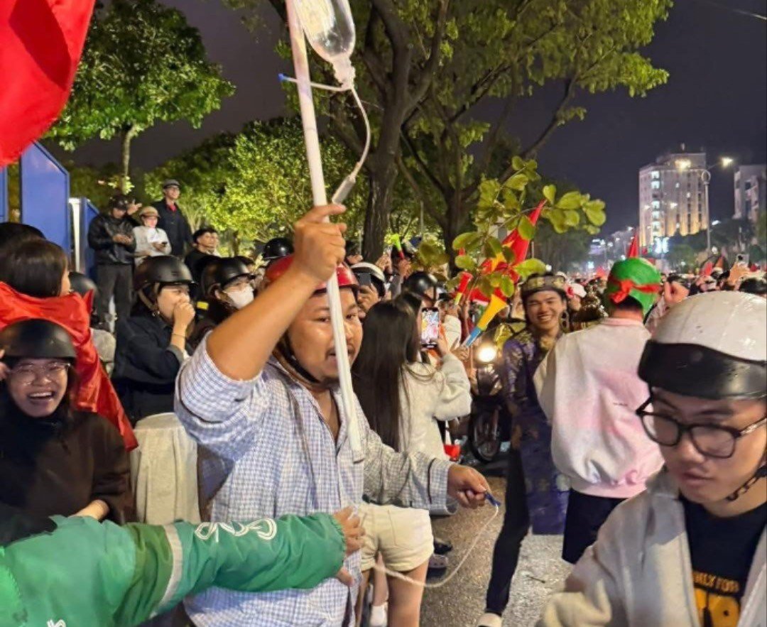 Hình ảnh đầy cảm xúc khi người dân đổ ra đường mừng chiến thắng.