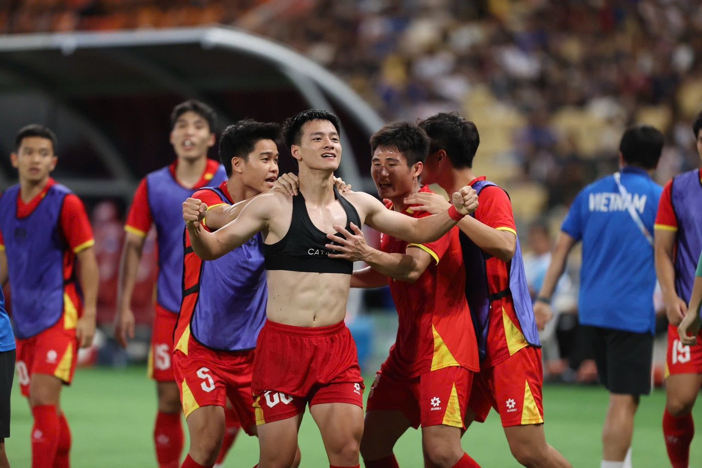 Dàn tuyển thủ chia sẻ khoảnh khắc ăn mừng.