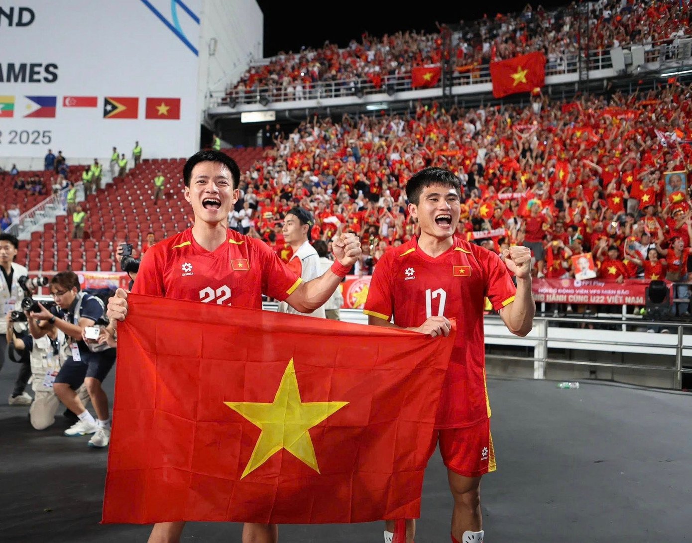 Dàn tuyển thủ chia sẻ khoảnh khắc ăn mừng.