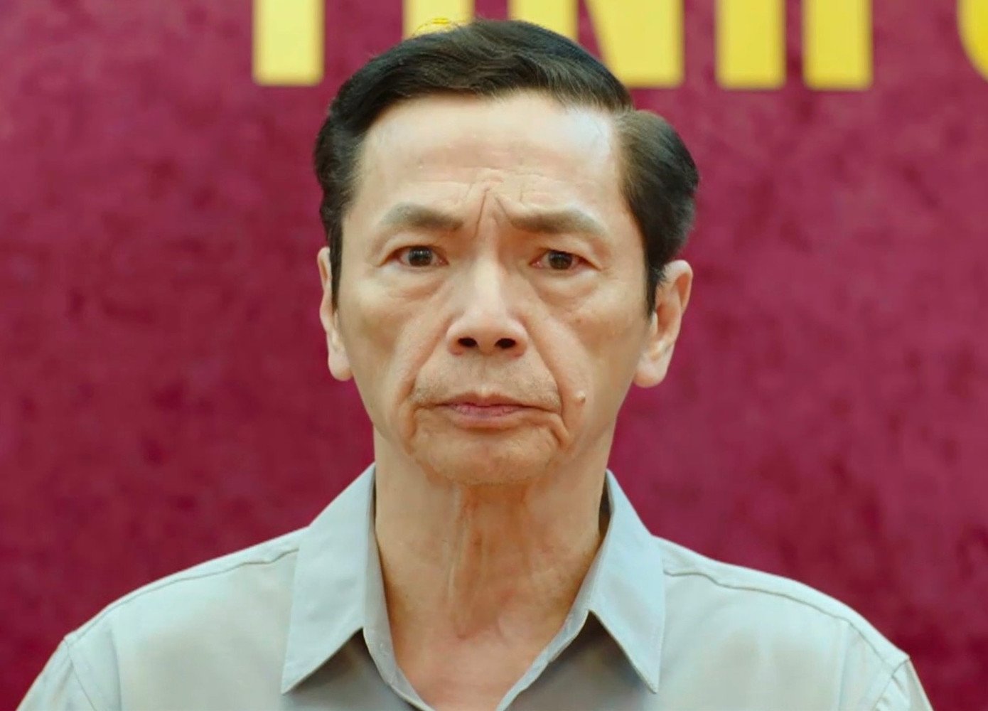 NSND Trung Anh khác lạ với vai chính khách thâm trầm.