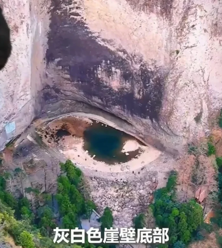 "Mắt rồng" đột ngột xuất hiện giữa núi đá, người dân nô nức kéo đến kiểm chứng mat rong 1 17691422917352044320365 1769153717092 1769153717325822987906