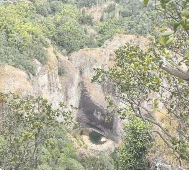 "Mắt rồng" đột ngột xuất hiện giữa núi đá, người dân nô nức kéo đến kiểm chứng mat rong 3 17691422916272031054135 1769153717913 1769153718060123456556