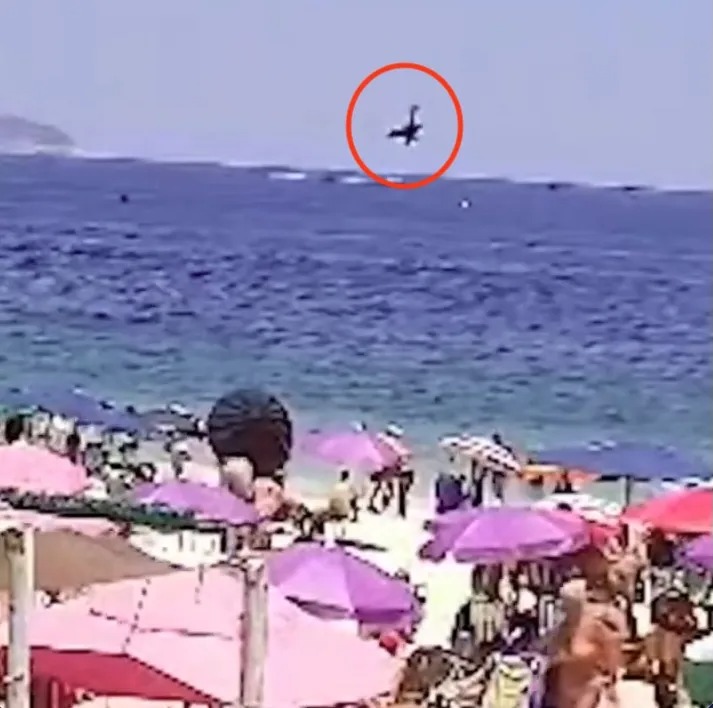 Máy bay lao xuống biển khiến phi công tử vong thương tâm- Ảnh 1.