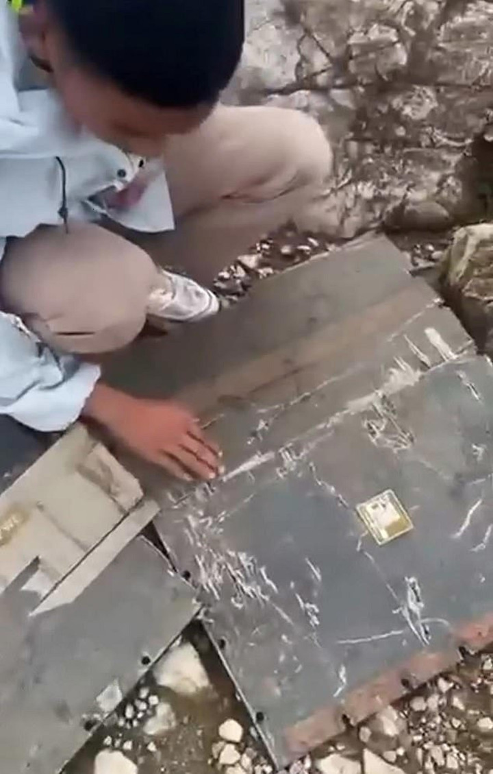 Tìm thấy mảnh vỡ máy bay ATR 42-500 chở 11 người mất tích tại Indonesia- Ảnh 3.