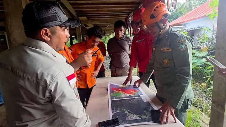 Indonesia nỗ lực tìm kiếm 11 người trên máy bay mất tích- Ảnh 3.