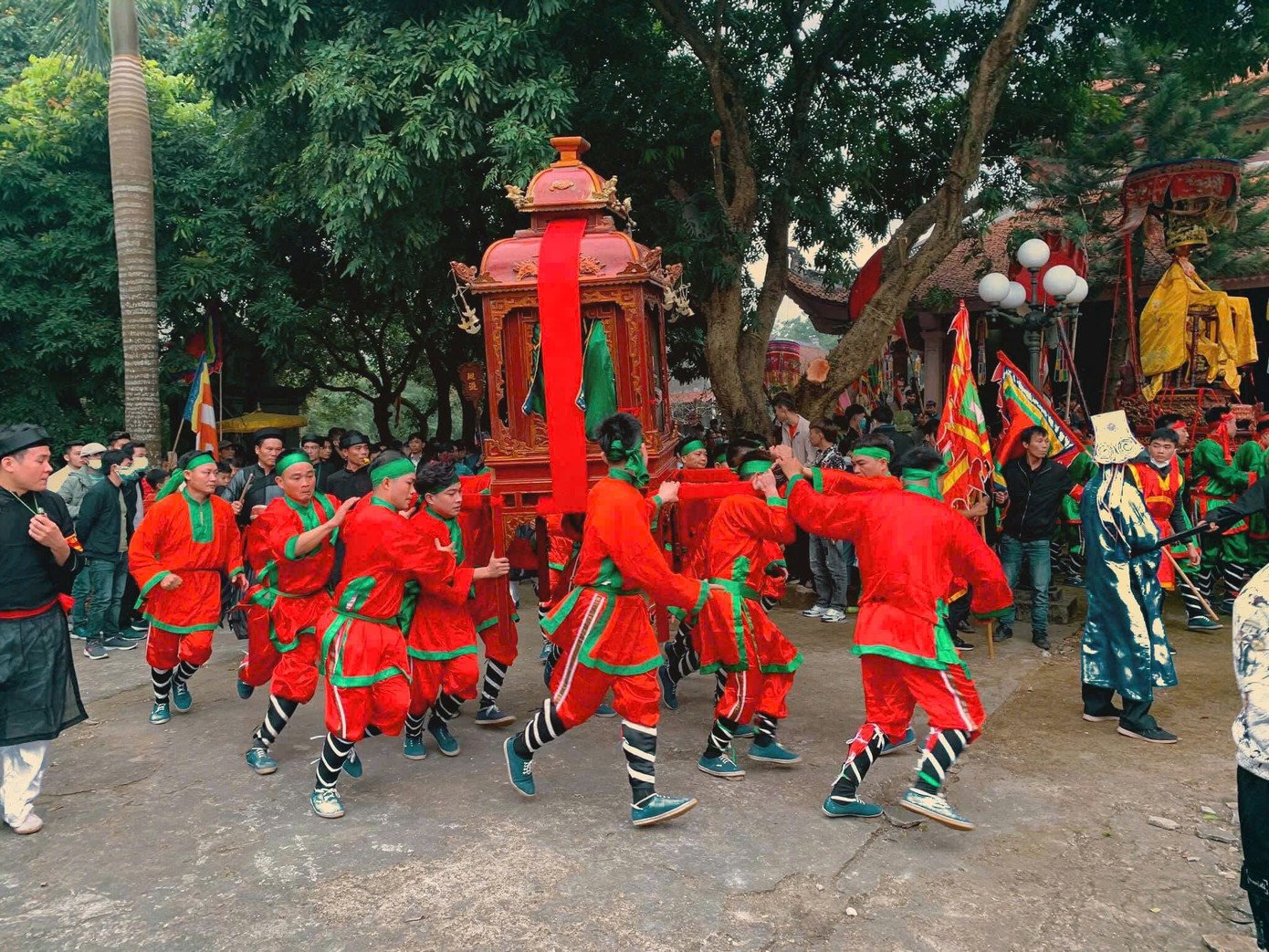 Màn rước kiệu đặc trưng ở lễ hội làng Ninh Sơn.