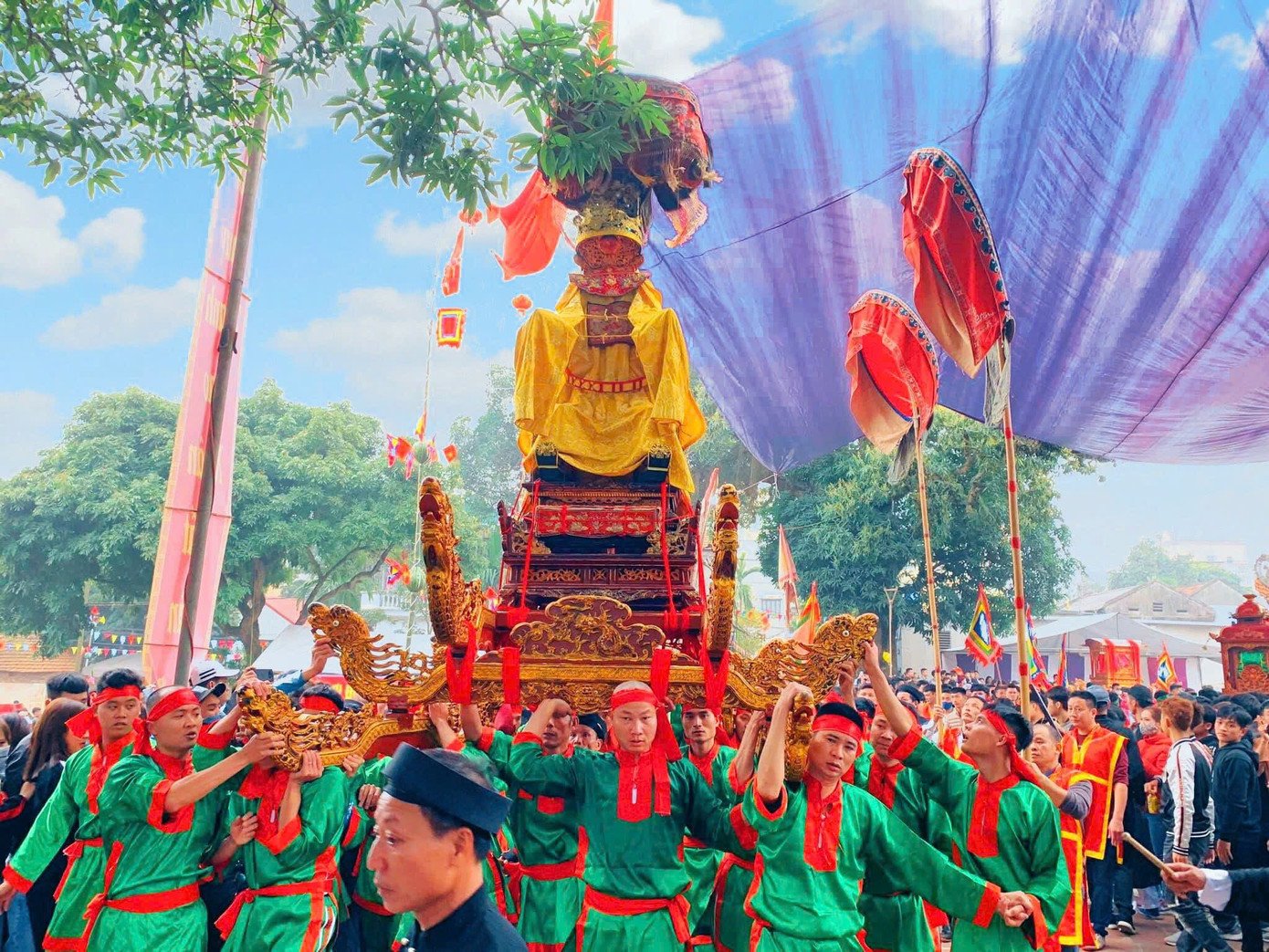 Màn rước kiệu đặc trưng ở lễ hội làng Ninh Sơn.