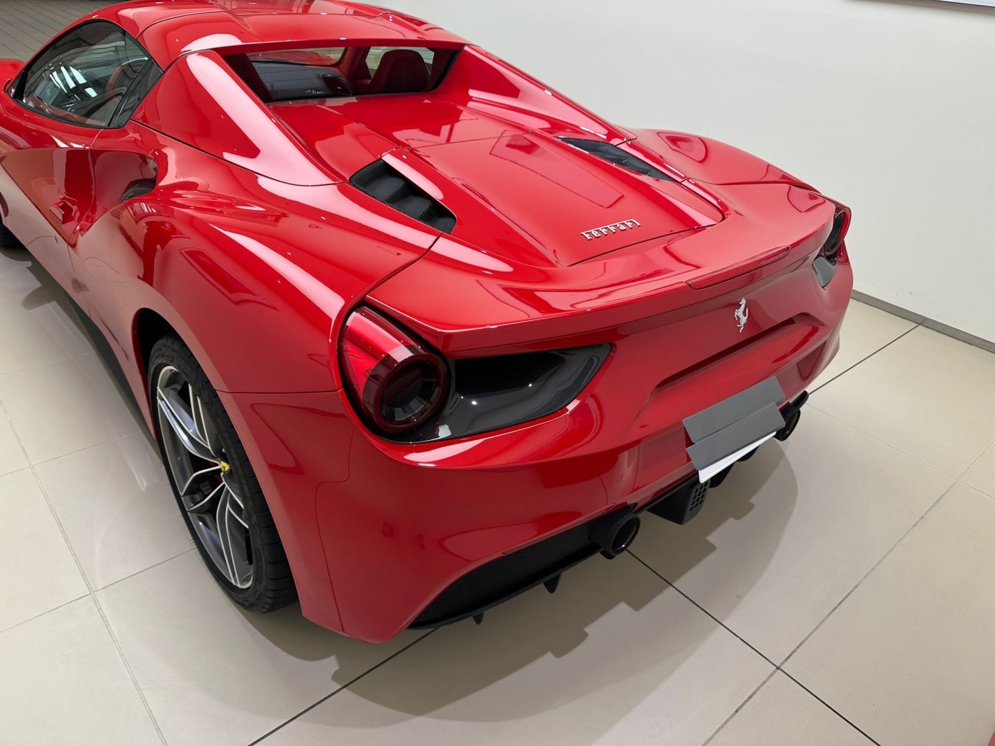 Tác giả manga khoe siêu xe Ferrari, hé lộ mức thu nhập khủng- Ảnh 2.